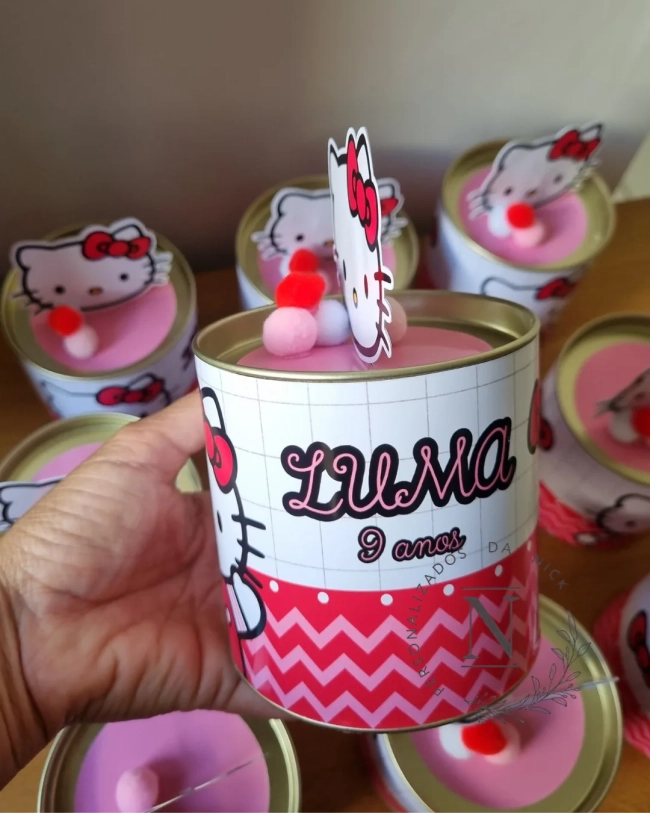Centro de mesa  Kitty tubolata 9X9 com aplique 3D