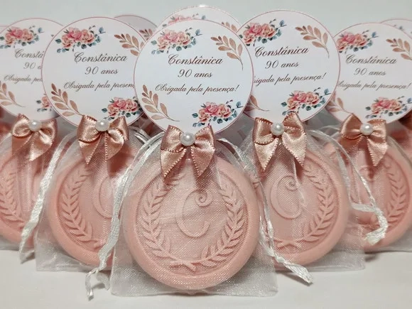 Lembrancinha 90 Anos: Sabonete Letra Inicial Personalizada