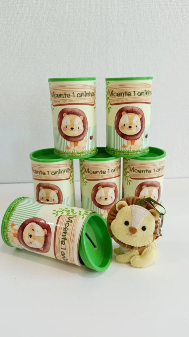 Cofre com chaveiro em feltro personalizado.