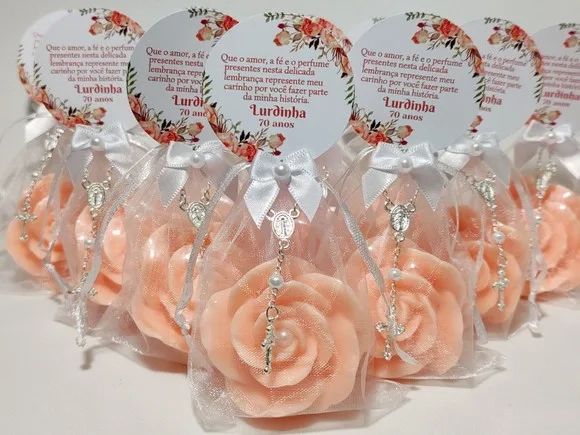 Lembrancinha 70 Anos: Sabonete Rosa Luxo com Mini Terço