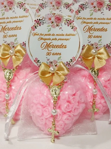Lembrancinha 90 Anos: Sabonete Coração Floral com Mini Terço