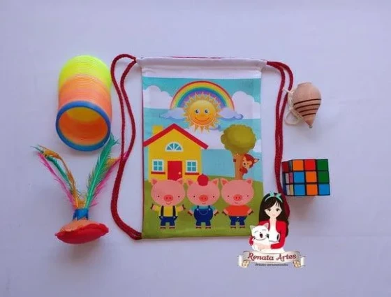 Mochila Brinquedos Retrô Tema os 3 Porquinhos