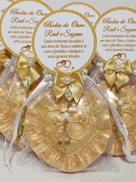Lembrança Bodas de Ouro: Sabonete Coração Alianças com Terço