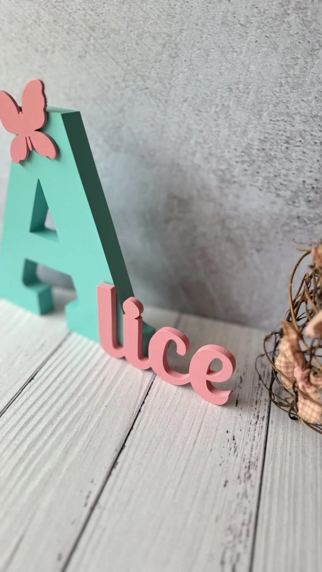 Letras Decorativas de MDF Personalizadas para nichos ou prateleiras - Quarto de Bebê Tema Jardim das Borboletas