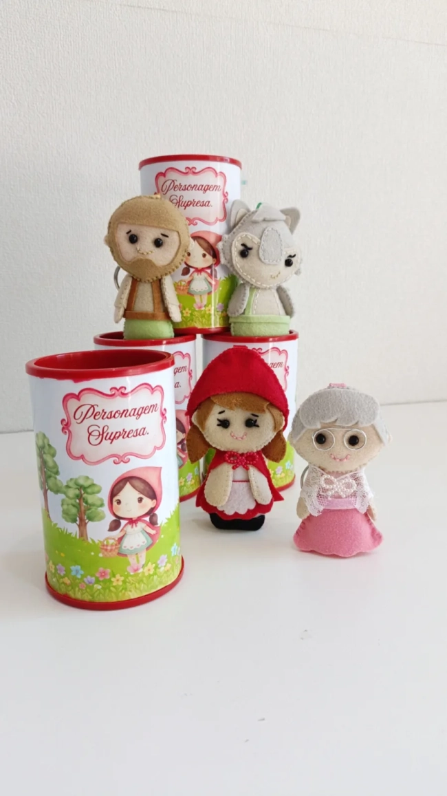 Cofre com chaveiro em feltro personalizado.