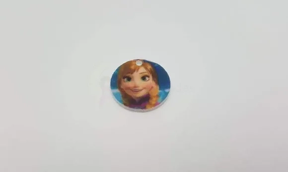 7 Pingentes da Princesa Anna de Frozen em Acrílico com 2,1cm