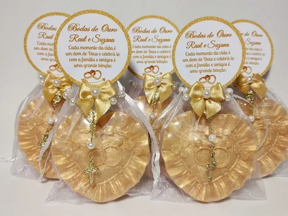 Lembrança Bodas de Ouro: Sabonete Coração Alianças com Terço