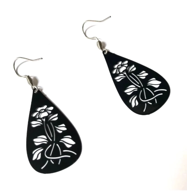 Brinco Gota Negra com Flores – Super Leve e Inox