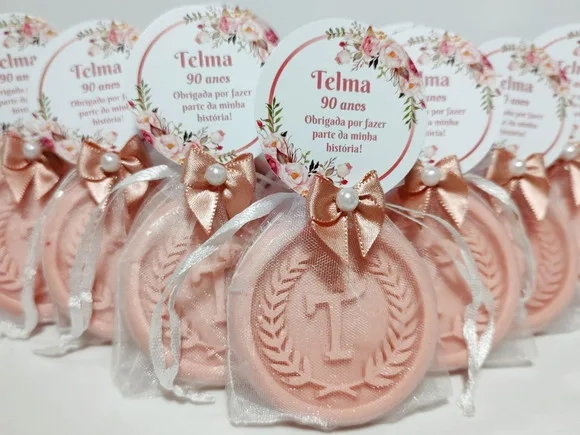 Lembrancinha 90 Anos: Sabonete Letra Inicial Personalizada