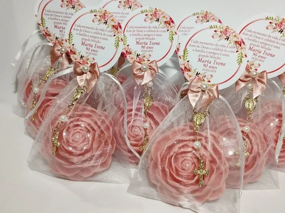 Lembrancinha 90 Anos: Sabonete Rosa Delicada Luxo com Terço