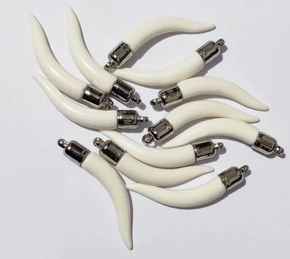 Pingente Dente de Osso Acrílico 4,8cm Pacote com 10 Unidades