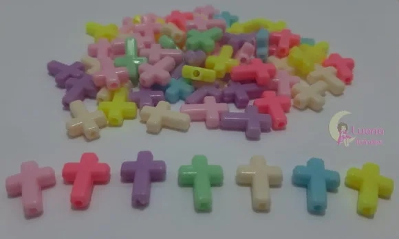 Cruz Colorida de Acrílico Furo Passante 1,5cm Pct 100 Unids