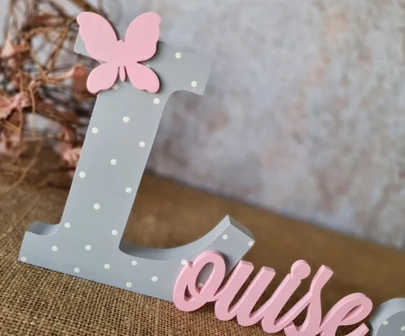 Letras Decorativas em MDF PERSONALIZADO 18cm + Coração