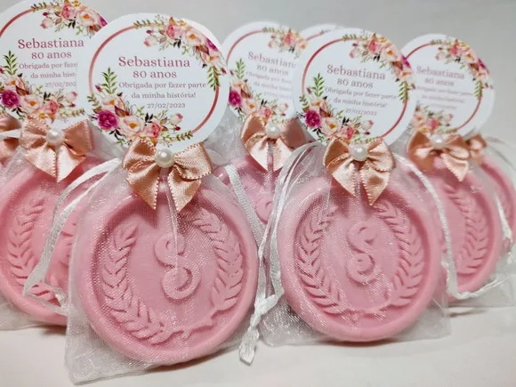 Lembrancinha 80 Anos: Sabonete Letra Inicial Personalizada