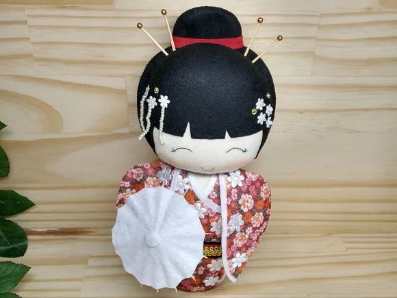 Boneca Kokeshi em feltro - 30 cm