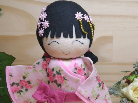 Boneca Kokeshi em feltro - 18 cm