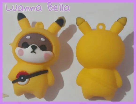 Pingente Ursinho c/Roupa Pikachu de Borracha 5cm-Pct 2 Unid