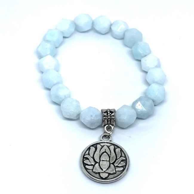Pulseira de Pedra Natural Água Marinha Leitosa Facetada com Pingente Flor de Lótus