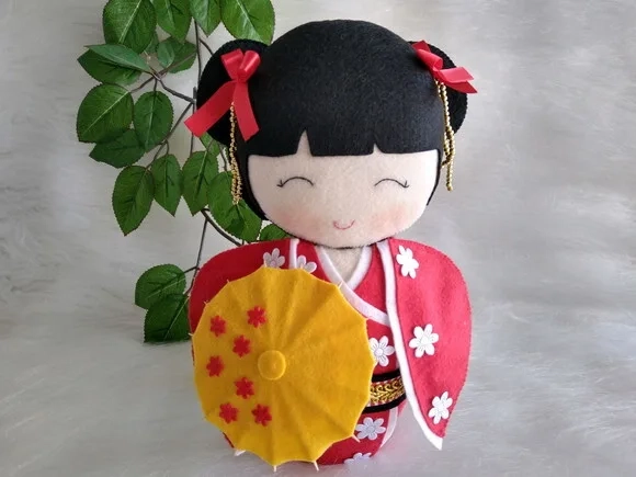 Boneca Kokeshi em feltro - 28 cm
