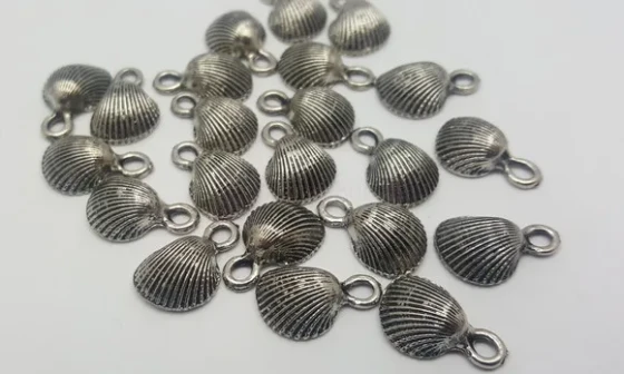 Pingente de Concha Prata Velha de 1,7cm em Metal