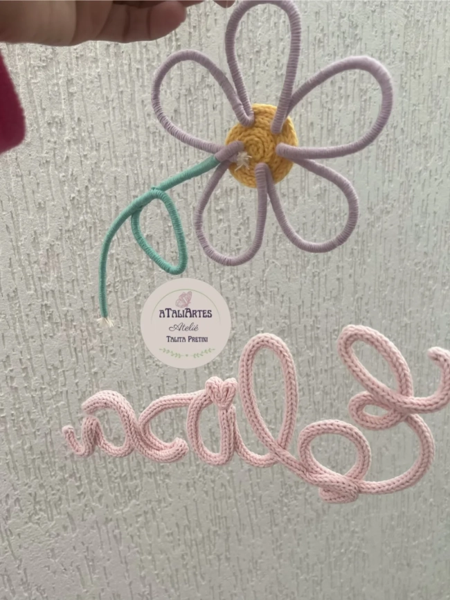 Nome personalizado com flor tricotin com fiber art
