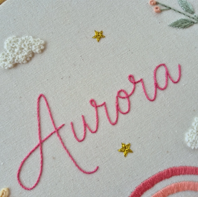 Porta Maternidade Arco-Íris com Nome | Bordado à Mão Personalizado