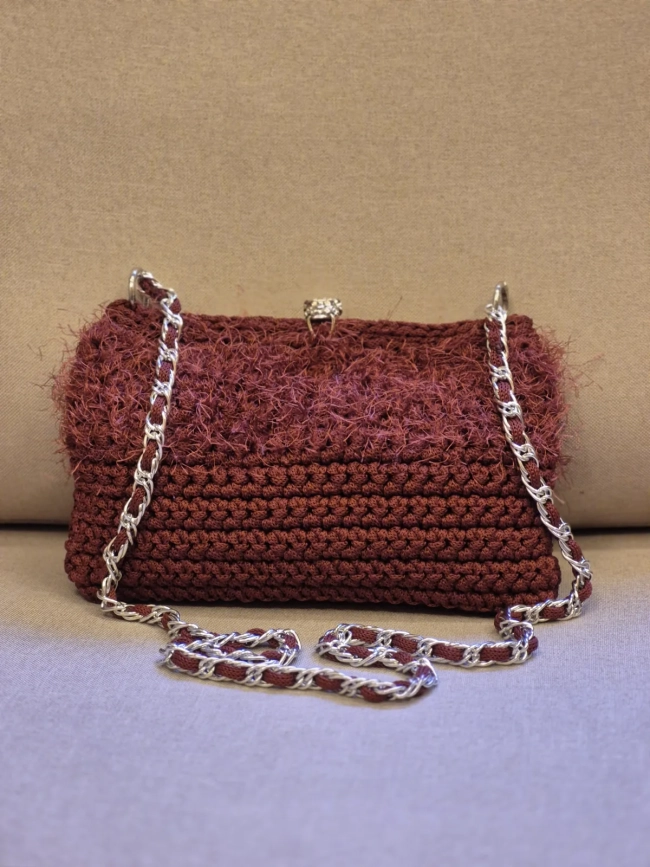 Bolsa pelúcia em crochê