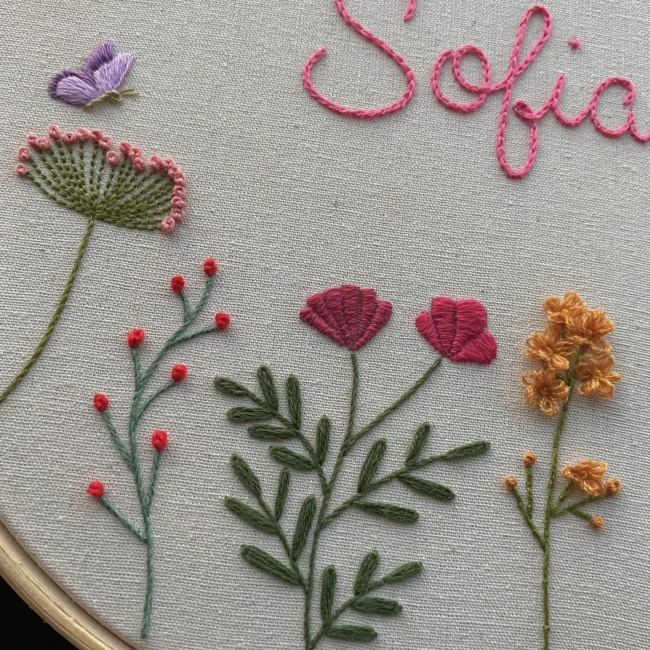 Porta Maternidade Jardim de Flores com Nome | Bordado à Mão Personalizado
