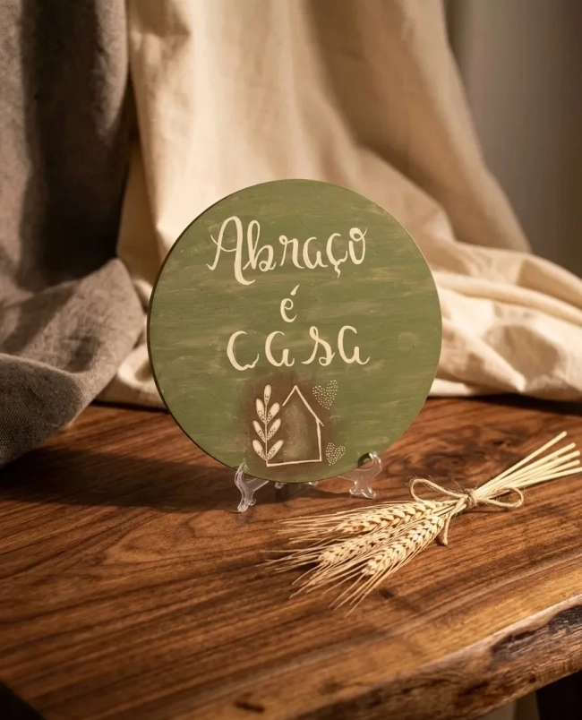 Placa Decorativa de Mesa Madeira Pinus Abraço é Casa 20cm