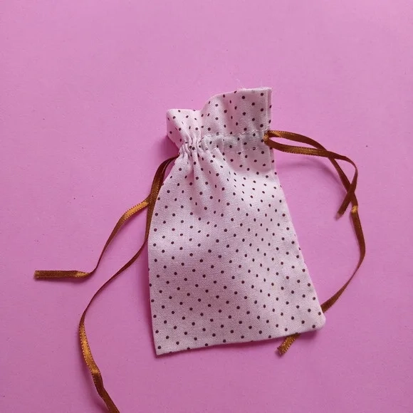 Saquinho Algodão Rosa Bolinha Marrom com Fita 7x11cm