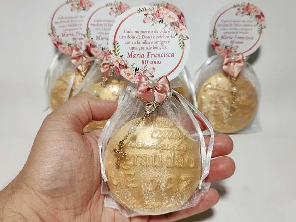 Lembrancinha 80 Anos: Sabonete Desejos de Gratidão com Terço