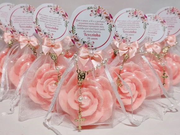 Lembrancinha 70 Anos: Sabonete Rosa Luxo com Mini Terço