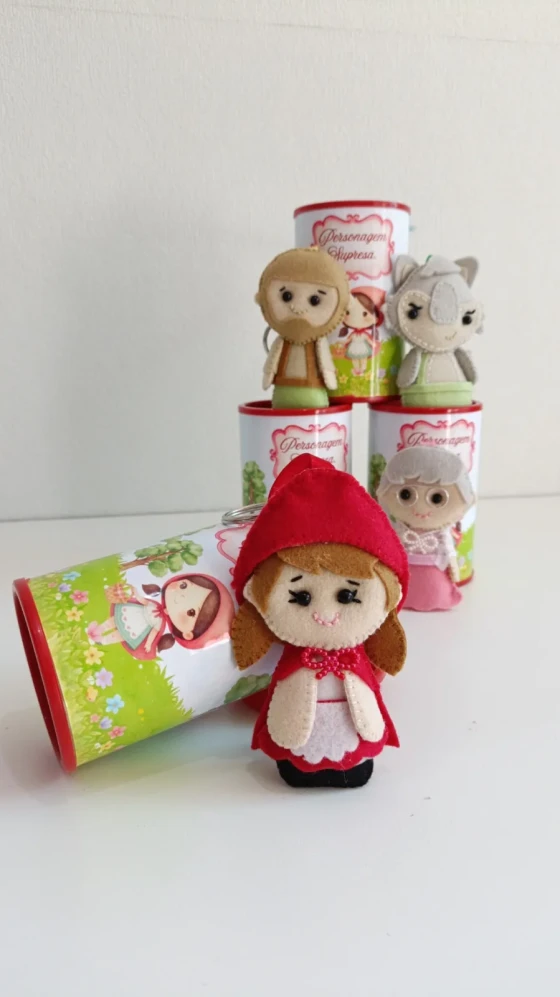 Cofre com chaveiro em feltro personalizado.