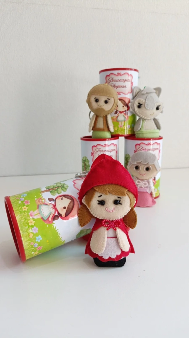 Cofre com chaveiro em feltro personalizado.