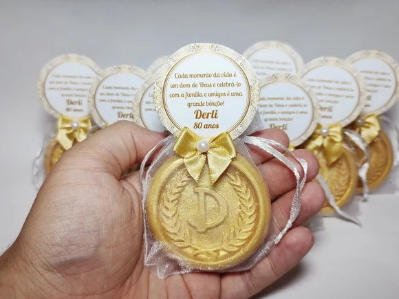Lembrancinha Aniversário 80 Anos: Sabonete Letra Inicial