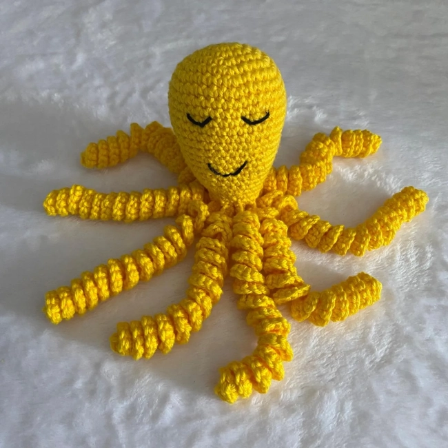 Polvo amigurumi neutro