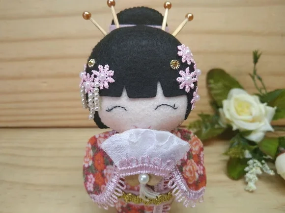 Boneca Kokeshi em feltro 15 cm