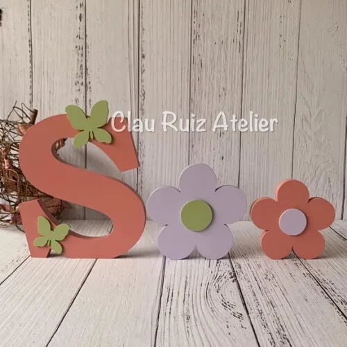 Iniciais 18cm + Dupla de Flor - Decoração Bebê