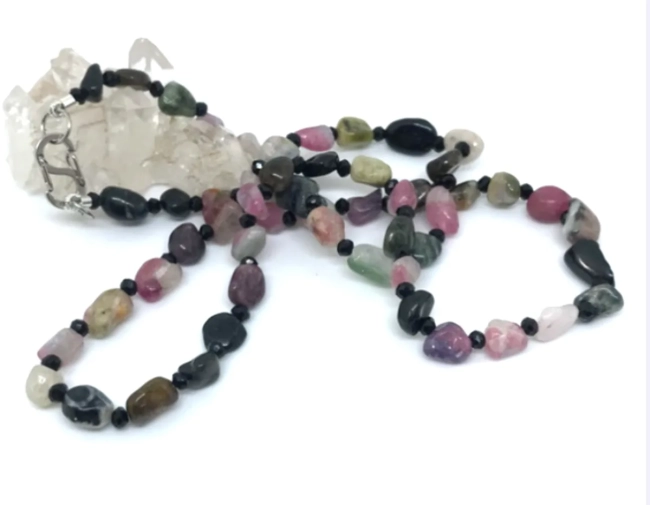 Colar choker com Turmalinas Melancia Forma Livre e Cristais