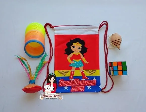 Mochila Brinquedos Retrô Tema Mulher Maravilha Baby