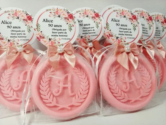 Lembrancinha 90 Anos: Sabonete Letra Inicial Personalizada