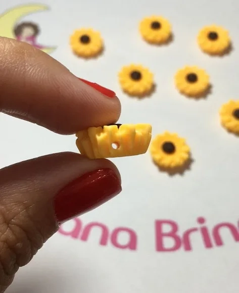 Mini Girassol com Furo Passante de Resina Pacote com 8 Peças