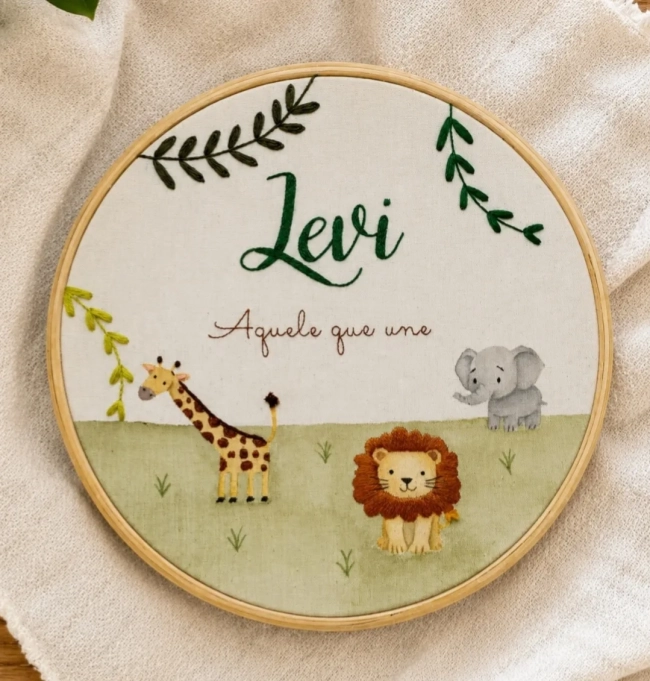 Porta Maternidade Safari com Nome | Leão, Girafa e Elefante Bordado e Aquarela