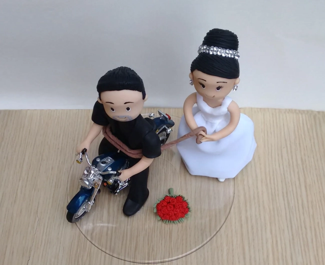 casal de noivinhos topo de bolo na moto
