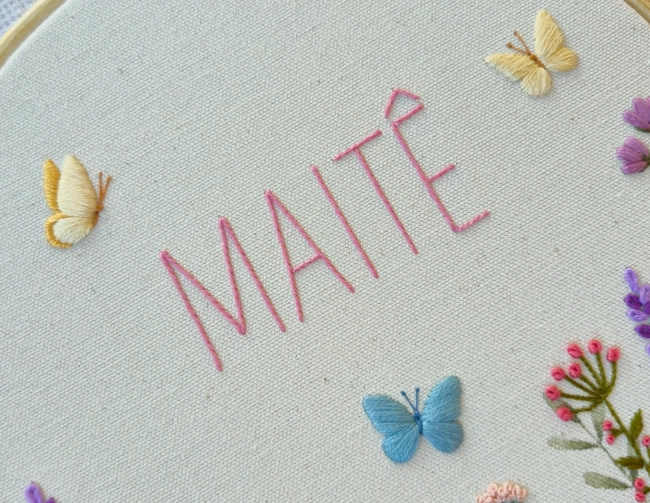 Porta Maternidade Floral com Nome e Borboletas | Bordado à Mão Personalizado