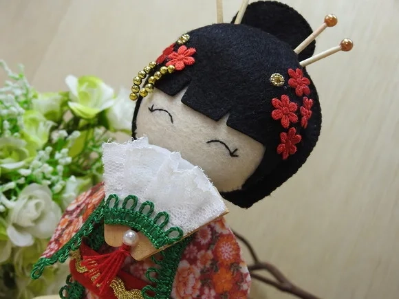 Boneca Kokeshi em feltro 15 cm