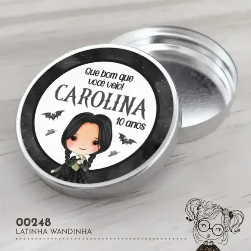 Latinha Adesivada Wandinha - 00248
