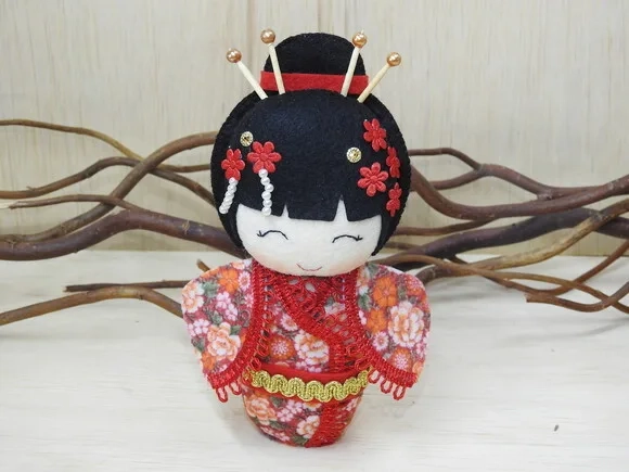 Boneca Kokeshi em feltro 15 cm
