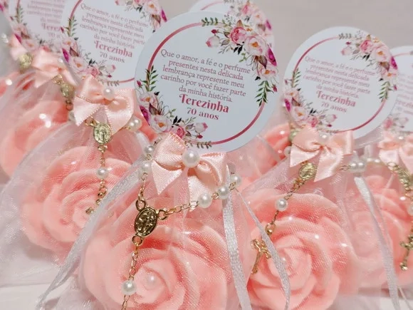Lembrancinha 70 Anos: Sabonete Rosa Luxo com Mini Terço