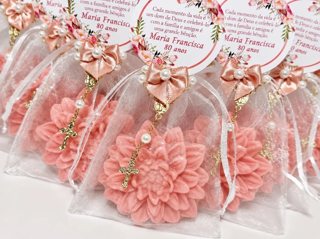 Lembrancinha 80 Anos: Sabonete Flor Dália com Mini Terço
